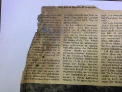 DENİZ GEZMİŞ'İ KURTARMAK İSTEYEN SİNAN CEMGİL ve ARKADAŞLARININ NURHAK DAĞLARINDA ÖLDÜRÜLDÜKLERİ HABERİNİN YER ALDIĞI ALMAN GAZETESİNDEN KESİLME FOTOĞRAFLI HABER KÜPÜRÜ - 23 x 19 cm EBADINDA