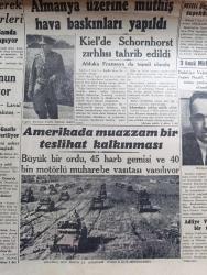 Cumhuriyet Gazetesi - 3 Temmuz 1940 - Balkan ufuklarında beliren tehlikeler yazan Yunus Nadi Başmakale - balkanlılar bir konferansa çağrılıyor - Kral Karol'un teklifine Berlin Henüz bir cevap vermedi - Rüzgar ordusundan bir müfreze dua esnasında fotoğraf - Macaristan seferberlikten vazgeçti ve rumen hududundaki orduyu geri çekti - Afrika harbi şiddetlendi - Afrika'da harekata sahne olan Libya Sudan Ve Habeşistan hudutlarını gösterir harita - Almanya üzerine müthiş hava baskınları yapıldı - Suriye'de müşterek müdafaa tedbirleri - Fransız ordusunun silahları alınıyor - Amerika tank livaları bir manevrada fotoğraf - General de Gaulle mahkemeye veriliyor - tarihte Türkler ve İngilizler yazan Ziya Şakir yazı dizisi - İngiltere Adası kaç defa istila edildi - Bulgar elçisi kristof'un vefatı - Ziraat Bankası Afyon alıyor -  Fransa neden mağlup oldu yazan Abidin Daver - Yasemin Dalları Yazan Server Bedi Yazı Dizisi - bugünkü radyo programı - Baker Büyük Mağazaları - AEG Vantilatörleri