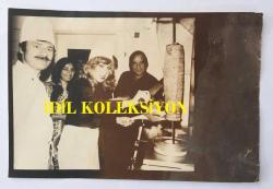 KAMURAN AKKOR'UN AJANS BASIMI ORİJİNAL FOTOĞRAFI (KAĞIT BASKI) - 18 x 12 cm EBADINDA - KAMURAN AKKOR ALMANYA KONSERİ ÖNCESİNDE DÖNER KESERKEN, 24 EKİM 1978 (AÇIKLAMAYI OKUYUNUZ)