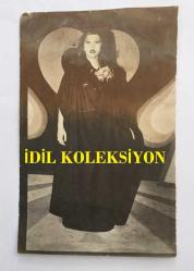 KAMURAN AKKOR'UN AJANS BASIMI ORİJİNAL FOTOĞRAFI (KAĞIT BASKI) - 18 x 12 cm EBADINDA - KAMURAN AKKOR SAHNEDEYKEN (AÇIKLAMAYI OKUYUNUZ)