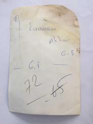 KAMURAN AKKOR'UN ORİJİNAL FOTOĞRAFI - 18 x 12 cm EBADINDA - KAMURAN AKKOR BEYAZ ELBİSESİYLE SAHNEDE ŞARKI SÖYLERKEN (AÇIKLAMAYI OKUYUNUZ)