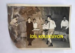 KAMURAN AKKOR'UN ORİJİNAL FOTOĞRAFI - 17 x 12 cm EBADINDA - KAMURAN AKKOR SAHNEDE ŞARKI SÖYLERKEN VASFİ UÇAROĞLU DANS EDİYOR (AÇIKLAMAYI OKUYUNUZ)