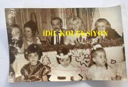 KAMURAN AKKOR'UN ORİJİNAL FOTOĞRAFI - 18 x 12 cm EBADINDA - KAMURAN AKKOR, VASFİ UÇAROĞLU ve MENEKŞE UÇAROĞLU BİR ETKİNLİKTE AYNI KAREDELER (AÇIKLAMAYI OKUYUNUZ)