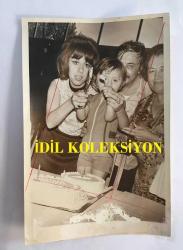 KAMURAN AKKOR'UN ORİJİNAL FOTOĞRAFI - 18 x 12 cm EBADINDA - KAMURAN AKKOR, VASFİ UÇAROĞLU ve MENEKŞE UÇAROĞLU BİR ETKİNLİKTE AYNI KAREDELER (AÇIKLAMAYI OKUYUNUZ)
