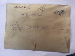 KAMURAN AKKOR'UN EŞİ VASFİ UÇAROĞLU'NUN ORİJİNAL FOTOĞRAFI - 18 x 13 cm EBADINDA - VASFİ UÇAROĞLU BİR MEKANDA KONUKLARIYLA BİRLİKTE YEMEK YERKEN (AÇIKLAMAYI OKUYUNUZ)