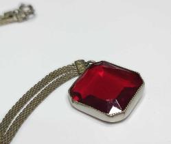 Antika Soluk Altın Ton Metal Kırmızı Taşlı Kolye