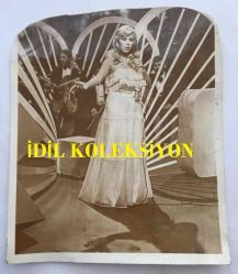 KAMURAN AKKOR'UN ORİJİNAL BÜYÜK BOY FOTOĞRAFI - 19 x 16 cm EBADINDA - KAMURAN AKKOR SAHNEDE ŞARKI SÖYLERKEN (AÇIKLAMAYI OKUYUNUZ)