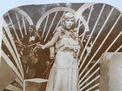 KAMURAN AKKOR'UN ORİJİNAL BÜYÜK BOY FOTOĞRAFI - 19 x 16 cm EBADINDA - KAMURAN AKKOR SAHNEDE ŞARKI SÖYLERKEN (AÇIKLAMAYI OKUYUNUZ)