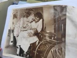 KAMURAN AKKOR'UN ORİJİNAL BÜYÜK BOY FOTOĞRAFI - 24 x 18 cm EBADINDA - KAMURAN AKKOR ve VASFİ UÇAROĞLU, KIZLARI MENEKŞE'Yİ BEBEKLİĞİNDE BATERİNİN ÜZERİNDE EMZİKLE YATIRIRKEN ÇEKİLMİŞ ÇOK GÜZEL BİR HATIRA FOTOĞRAFI (AÇIKLAMAYI OKUYUNUZ)