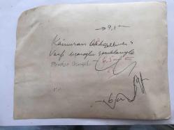 KAMURAN AKKOR'UN ORİJİNAL BÜYÜK BOY FOTOĞRAFI - 24 x 18 cm EBADINDA - KAMURAN AKKOR ve VASFİ UÇAROĞLU, KIZLARI MENEKŞE'Yİ BEBEKLİĞİNDE BATERİNİN ÜZERİNDE EMZİKLE YATIRIRKEN ÇEKİLMİŞ ÇOK GÜZEL BİR HATIRA FOTOĞRAFI (AÇIKLAMAYI OKUYUNUZ)