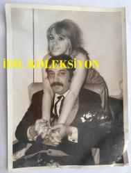 KAMURAN AKKOR'UN ORİJİNAL BÜYÜK BOY FOTOĞRAFI - 24 x 18 cm EBADINDA - KAMURAN AKKOR ve VASFİ UÇAROĞLU BİRBİRLERİNE SARILIP HATIRA POZU VERİRKEN ÇEKİLMİŞ GÜZEL BİR KARE(AÇIKLAMAYI OKUYUNUZ)