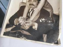 KAMURAN AKKOR'UN ORİJİNAL BÜYÜK BOY FOTOĞRAFI - 24 x 18 cm EBADINDA - KAMURAN AKKOR ve VASFİ UÇAROĞLU BİRBİRLERİNE SARILIP HATIRA POZU VERİRKEN ÇEKİLMİŞ GÜZEL BİR KARE(AÇIKLAMAYI OKUYUNUZ)