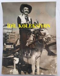 KAMURAN AKKOR'UN EŞİ VASFİ UÇAROĞLU'NUN ORİJİNAL BÜYÜK BOY FOTOĞRAFI - 24 x 18 cm EBADINDA - VASFİ UÇAROĞLU EŞEK ÜSTÜNDE GÜLÜMSERKEN (AÇIKLAMAYI OKUYUNUZ)