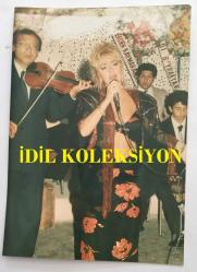 KAMURAN AKKOR'UN ORİJİNAL FOTOĞRAFI - 14 x 10 cm EBADINDA - KAMURAN AKKOR ERDEK'TE SAHNEYE ÇIKIP ŞARKI SÖYLERKEN