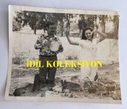 KAMURAN AKKOR'UN ORİJİNAL FOTOĞRAFI - 14 x 12 cm EBADINDA - KAMURAN AKKOR EŞİ VASFİ UÇAROĞLU'NUN YANINDA DANS EDERKEN