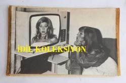 KAMURAN AKKOR'UN AJANS BASIMI ORİJİNAL FOTOĞRAFI (KAĞIT BASKI) - 15 x 9 cm EBADINDA - KAMURAN AKKOR TV EKRANINDAKİ GÖRÜNTÜSÜNE BAKARKEN