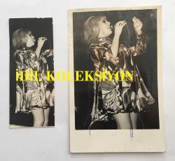 KAMURAN AKKOR'UN ORİJİNAL 2'Lİ FOTOĞRAF SETİ - 14 x 9 cm ve 10 x 4 cm EBADINDA - KAMURAN AKKOR ŞIK ELBİSESİYLE SAHNEDE ŞARKI SÖYLERKEN ÇEKİLMİŞ 2 FARKLI KARE