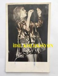 KAMURAN AKKOR'UN ORİJİNAL 2'Lİ FOTOĞRAF SETİ - 14 x 9 cm ve 10 x 4 cm EBADINDA - KAMURAN AKKOR ŞIK ELBİSESİYLE SAHNEDE ŞARKI SÖYLERKEN ÇEKİLMİŞ 2 FARKLI KARE