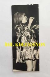 KAMURAN AKKOR'UN ORİJİNAL 2'Lİ FOTOĞRAF SETİ - 14 x 9 cm ve 10 x 4 cm EBADINDA - KAMURAN AKKOR ŞIK ELBİSESİYLE SAHNEDE ŞARKI SÖYLERKEN ÇEKİLMİŞ 2 FARKLI KARE