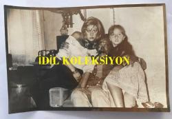 KAMURAN AKKOR'UN AJANS BASIMI ORİJİNAL FOTOĞRAFI (KAĞIT BASKI) - 18 x 12 cm EBADINDA - KAMURAN AKKOR, EŞİ VASFİ UÇAROĞLU ve KIZLARI MENEKŞE HATIRA POZU VERİRKEN