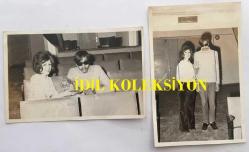 KAMURAN AKKOR'UN ORİJİNAL 2'Lİ FOTOĞRAF SETİ - 14 x 9 cm EBADINDA - KAMURAN AKKOR EŞİ VASFİ UÇAROĞLU'YLA 1960'LARDA HATIRA POZU VERİRKEN ÇEKİLMİŞ 2 FARKLI KARE, ŞABAN ERDEM, GÜNAYDIN TARSUS FOTO