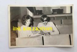 KAMURAN AKKOR'UN ORİJİNAL 2'Lİ FOTOĞRAF SETİ - 14 x 9 cm EBADINDA - KAMURAN AKKOR EŞİ VASFİ UÇAROĞLU'YLA 1960'LARDA HATIRA POZU VERİRKEN ÇEKİLMİŞ 2 FARKLI KARE, ŞABAN ERDEM, GÜNAYDIN TARSUS FOTO