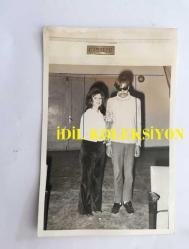 KAMURAN AKKOR'UN ORİJİNAL 2'Lİ FOTOĞRAF SETİ - 14 x 9 cm EBADINDA - KAMURAN AKKOR EŞİ VASFİ UÇAROĞLU'YLA 1960'LARDA HATIRA POZU VERİRKEN ÇEKİLMİŞ 2 FARKLI KARE, ŞABAN ERDEM, GÜNAYDIN TARSUS FOTO