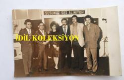 KAMURAN AKKOR'UN EŞİ VASFİ UÇAROĞLU'NUN ORİJİNAL FOTOĞRAFI - 18 x 12 cm EBADINDA - KONSERDEN SONRA MUSTAFAKEMALPAŞA'DA BİR ŞAHSIN SALDIRISINA UĞRAYAN VASFİ UÇAROĞLU ve ARKADAŞLARI KARAKOLDE ŞİKAYETÇİ OLURKEN, 23 NİSAN 1970 (AÇIKLAMAYI OKUYUNUZ)