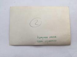 KAMURAN AKKOR'UN EŞİ VASFİ UÇAROĞLU'NUN ORİJİNAL FOTOĞRAFI - 18 x 12 cm EBADINDA - KONSERDEN SONRA MUSTAFAKEMALPAŞA'DA BİR ŞAHSIN SALDIRISINA UĞRAYAN VASFİ UÇAROĞLU ve ARKADAŞLARI KARAKOLDE ŞİKAYETÇİ OLURKEN, 23 NİSAN 1970 (AÇIKLAMAYI OKUYUNUZ)