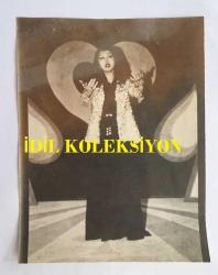 KAMURAN AKKOR'UN AJANS BASIMI ORİJİNAL FOTOĞRAFI (KAĞIT BASKI) - 15 x 12 cm EBADINDA - KAMURAN AKKOR SAHNEDE ŞARKI SÖYLERKEN (AÇIKLAMAYI OKUYUNUZ)
