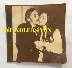 KAMURAN AKKOR'UN AJANS BASIMI ORİJİNAL FOTOĞRAFI (KAĞIT BASKI) - 12,5 x 12 cm EBADINDA - KAMURAN AKKOR ve VASFİ UÇAROĞLU BİRBİRLERİNİ ÖPERKEN