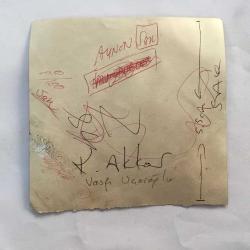 KAMURAN AKKOR'UN AJANS BASIMI ORİJİNAL FOTOĞRAFI (KAĞIT BASKI) - 12,5 x 12 cm EBADINDA - KAMURAN AKKOR ve VASFİ UÇAROĞLU BİRBİRLERİNİ ÖPERKEN