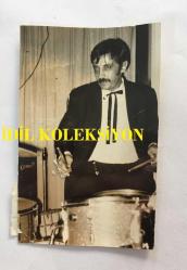 KAMURAN AKKOR'UN EŞİ VASFİ UÇAROĞLU'NUN ORİJİNAL FOTOĞRAFI - 10 x 7 cm EBADINDA - VASFİ UÇAROĞLU BATERİ ÇALARKEN