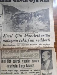Cumhuriyet Gazetesi - 30 Mart 1951 - Parti ve kabine Cumhuriyet başmakale - Adnan Menderes Demokrat Parti grubunda güvenoyu aldı - 80 imzalı gizli Rey önergesi reddedildi - Kızıl Çin MacArthur'un uzlaşma teklifini reddetti - Çetin savaşlara katılan birliğimizden bir grup harekat esnasında fotoğraf - dini alet ederek yapılan zararlı neşriyata karşı takibat - savcılık Büyük Doğu Sebilürreşad Ve İslamiyet mecmualarındaki yazılar Dolayısıyla harekete geçti - Büyük Doğu mecmuasının son sayısı toplattırıldı - Necip Fazıl Kısakürek - Dışişleri Bakanı Fuat köprülü'nün beyanatı - irtica ve hür fikirleri Yayma cemiyeti'nin beyannamesi -  beklenilen nur doğuyor İslam'ın nuru mecmuası - Senenin En Büyük Filmi Jan Dark Marmara Sinemasında - talebe hareketleri yazan Burhan Felek - Türkiye basketbol birincilikleri - Galatasaray ile Harp Okulu basketbol maçı - Mülkiyeliler Birliği Oyuncuları fotoğraf - bugünkü radyo programı - Madrid elçimiz Esat Altıner'in cenazesi Dün kaldırıldı fotoğraf