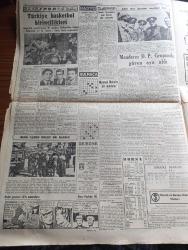 Cumhuriyet Gazetesi - 30 Mart 1951 - Parti ve kabine Cumhuriyet başmakale - Adnan Menderes Demokrat Parti grubunda güvenoyu aldı - 80 imzalı gizli Rey önergesi reddedildi - Kızıl Çin MacArthur'un uzlaşma teklifini reddetti - Çetin savaşlara katılan birliğimizden bir grup harekat esnasında fotoğraf - dini alet ederek yapılan zararlı neşriyata karşı takibat - savcılık Büyük Doğu Sebilürreşad Ve İslamiyet mecmualarındaki yazılar Dolayısıyla harekete geçti - Büyük Doğu mecmuasının son sayısı toplattırıldı - Necip Fazıl Kısakürek - Dışişleri Bakanı Fuat köprülü'nün beyanatı - irtica ve hür fikirleri Yayma cemiyeti'nin beyannamesi -  beklenilen nur doğuyor İslam'ın nuru mecmuası - Senenin En Büyük Filmi Jan Dark Marmara Sinemasında - talebe hareketleri yazan Burhan Felek - Türkiye basketbol birincilikleri - Galatasaray ile Harp Okulu basketbol maçı - Mülkiyeliler Birliği Oyuncuları fotoğraf - bugünkü radyo programı - Madrid elçimiz Esat Altıner'in cenazesi Dün kaldırıldı fotoğraf