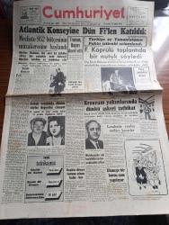Cumhuriyet Gazetesi - 21 Şubat 1952 - yeni Bütçe yazan Nadir Nadi Başmakale - Atlantik konseyine Dün fiilen katıldık - Türkiye ve Yunanistan'ın pakta iştiraki selamlandı - mecliste 1952 bütçesinin müzakeresi'ne başlandı - Dışişleri Bakanı Fuat Köprülü toplantıda bir Nutuk söyledi - Amerikan başkanı Truman Celal Bayar davet etti - Erzurum yakınlarında dünkü askeri tatbikat - dost Pakistan Dışişleri Bakanı Zafirullah Han bugün Konya'ya gidiyor - bir kişilik helikopter fotoğraf - Amcam Stalin Yazan Budu Svanitze Yazı Dizisi - eski bütçelerimiz yazan Haluk Yusuf Şehsuvaroğlu - Demir kafes filmi İpek sinemasında - Aşağı Yukarı Oktay Rifat'ın en yeni şiirleri Yeditepe yayınları - Hayat acıları filmi oynayanlar Münevver Coşkun Cahit ırgat Halit Akçatepe Kadıköy Süreyya sinemasında - komünist için Tibette karargah kurdu - Ürdün ve İsrail komünist partileri lideri Fuad Naasır mahkum oldu - İzmir fuarında Sanat galerisi - Kore'de mütareke müzakereleri -  Demirspor yugoslavya'ya davet edildi