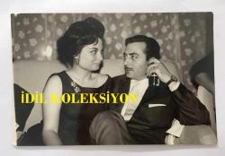 YEŞİLÇAM'IN YILDIZI BELGİN DORUK'UN ORİJİNAL FOTOĞRAFI - 18 x 12 cm EBADINDA - BELGİN DORUK ve EŞİ ÖZDEMİR BİRSEL SOHBET EDERKEN