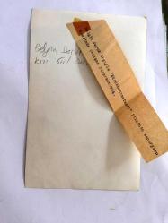 YEŞİLÇAM'IN YILDIZI BELGİN DORUK'UN ORİJİNAL FOTOĞRAFI - 18 x 12 cm EBADINDA - BELGİN DORUK ''KÜÇÜKHANIMEFENDİ'' FİLMİ SENARYOSUNU OKURKEN KIZI GÜL DORUK'LA YANI KAREDE