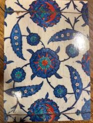 Sıraltı tekniğinde stilize gül motifli İznik çinisi 16.yy 2 . Yarısı Hürrem sultan türbesi  Kartpostal 15x10  ebatında