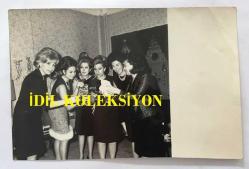 YEŞİLÇAM'IN YILDIZI BELGİN DORUK'UN ORİJİNAL FOTOĞRAFI - 18 x 12 cm EBADINDA - BELGİN DORUK, LALE SARI, RÜÇHAN ÇAMAY ve DİĞER ARKADAŞLARI HEP BİRLİKTE KADEH KALDIRIRKEN