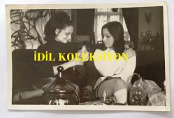 YEŞİLÇAM'IN YILDIZI BELGİN DORUK'UN ORİJİNAL FOTOĞRAFI - 18 x 12 cm EBADINDA - BELGİN DORUK ve KIZI GÜL DORUK EV ORTAMINDA AYNI KAREDE