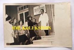 YEŞİLÇAM'IN YILDIZI BELGİN DORUK'UN ORİJİNAL 2'Lİ FOTOĞRAF SETİ - 18 x 12 cm EBADINDA - BELGİN DORUK, İSTANBUL ŞİŞLİ VEREM SAVAŞI DERNEĞİ'Nİ ZİYARET EDİP HASTALARA HEDİYELER VERİRKEN ÇEKİLMİŞ 2 FARKLI KARE