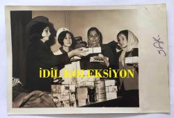 YEŞİLÇAM'IN YILDIZI BELGİN DORUK'UN ORİJİNAL 2'Lİ FOTOĞRAF SETİ - 18 x 12 cm EBADINDA - BELGİN DORUK, İSTANBUL ŞİŞLİ VEREM SAVAŞI DERNEĞİ'Nİ ZİYARET EDİP HASTALARA HEDİYELER VERİRKEN ÇEKİLMİŞ 2 FARKLI KARE