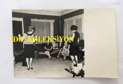 YEŞİLÇAM'IN YILDIZI BELGİN DORUK'UN ORİJİNAL 7'Lİ FOTOĞRAF SETİ - 18 x 12 cm EBADINDA - BELGİN DORUK, RÜÇHAN ÇAMAY, LALE SARI ve ARKADAŞLARI EV ORTAMINDA BİRLİKTE ZAMAN GEÇİRİRKEN ÇEKİLMİŞ 7 FARKLI KARE