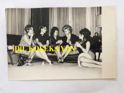 YEŞİLÇAM'IN YILDIZI BELGİN DORUK'UN ORİJİNAL 7'Lİ FOTOĞRAF SETİ - 18 x 12 cm EBADINDA - BELGİN DORUK, RÜÇHAN ÇAMAY, LALE SARI ve ARKADAŞLARI EV ORTAMINDA BİRLİKTE ZAMAN GEÇİRİRKEN ÇEKİLMİŞ 7 FARKLI KARE