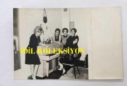 YEŞİLÇAM'IN YILDIZI BELGİN DORUK'UN ORİJİNAL 7'Lİ FOTOĞRAF SETİ - 18 x 12 cm EBADINDA - BELGİN DORUK, RÜÇHAN ÇAMAY, LALE SARI ve ARKADAŞLARI EV ORTAMINDA BİRLİKTE ZAMAN GEÇİRİRKEN ÇEKİLMİŞ 7 FARKLI KARE