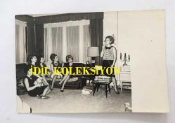 YEŞİLÇAM'IN YILDIZI BELGİN DORUK'UN ORİJİNAL 7'Lİ FOTOĞRAF SETİ - 18 x 12 cm EBADINDA - BELGİN DORUK, RÜÇHAN ÇAMAY, LALE SARI ve ARKADAŞLARI EV ORTAMINDA BİRLİKTE ZAMAN GEÇİRİRKEN ÇEKİLMİŞ 7 FARKLI KARE