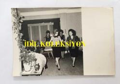 YEŞİLÇAM'IN YILDIZI BELGİN DORUK'UN ORİJİNAL 7'Lİ FOTOĞRAF SETİ - 18 x 12 cm EBADINDA - BELGİN DORUK, RÜÇHAN ÇAMAY, LALE SARI ve ARKADAŞLARI EV ORTAMINDA BİRLİKTE ZAMAN GEÇİRİRKEN ÇEKİLMİŞ 7 FARKLI KARE