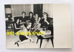 YEŞİLÇAM'IN YILDIZI BELGİN DORUK'UN ORİJİNAL 7'Lİ FOTOĞRAF SETİ - 18 x 12 cm EBADINDA - BELGİN DORUK, RÜÇHAN ÇAMAY, LALE SARI ve ARKADAŞLARI EV ORTAMINDA BİRLİKTE ZAMAN GEÇİRİRKEN ÇEKİLMİŞ 7 FARKLI KARE