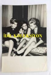 YEŞİLÇAM'IN YILDIZI BELGİN DORUK'UN ORİJİNAL 7'Lİ FOTOĞRAF SETİ - 18 x 12 cm EBADINDA - BELGİN DORUK, RÜÇHAN ÇAMAY, LALE SARI ve ARKADAŞLARI EV ORTAMINDA BİRLİKTE ZAMAN GEÇİRİRKEN ÇEKİLMİŞ 7 FARKLI KARE